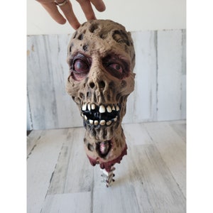 Enthaupteter Zombie Kopf Halloween Requisite gruseliger Schädel