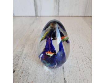 ヴィンテージ　ガラス　卵形　ペーパーウェイト　インテリア ヴィンテージのマルチカラー渦巻きガラス卵型ペーパーウェイト：ミッド