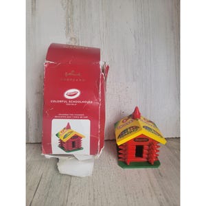 Keurmerk kleurrijk Crayola-ornament schoolgebouw kerst