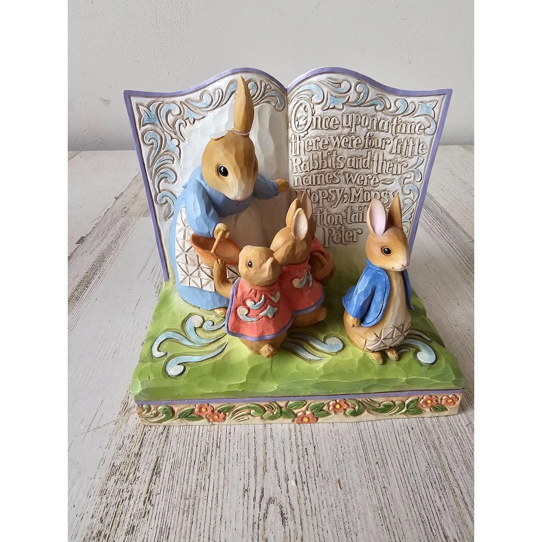 ジム・ショア昔々、ピーターラビットの本の像が4つあり、イースター