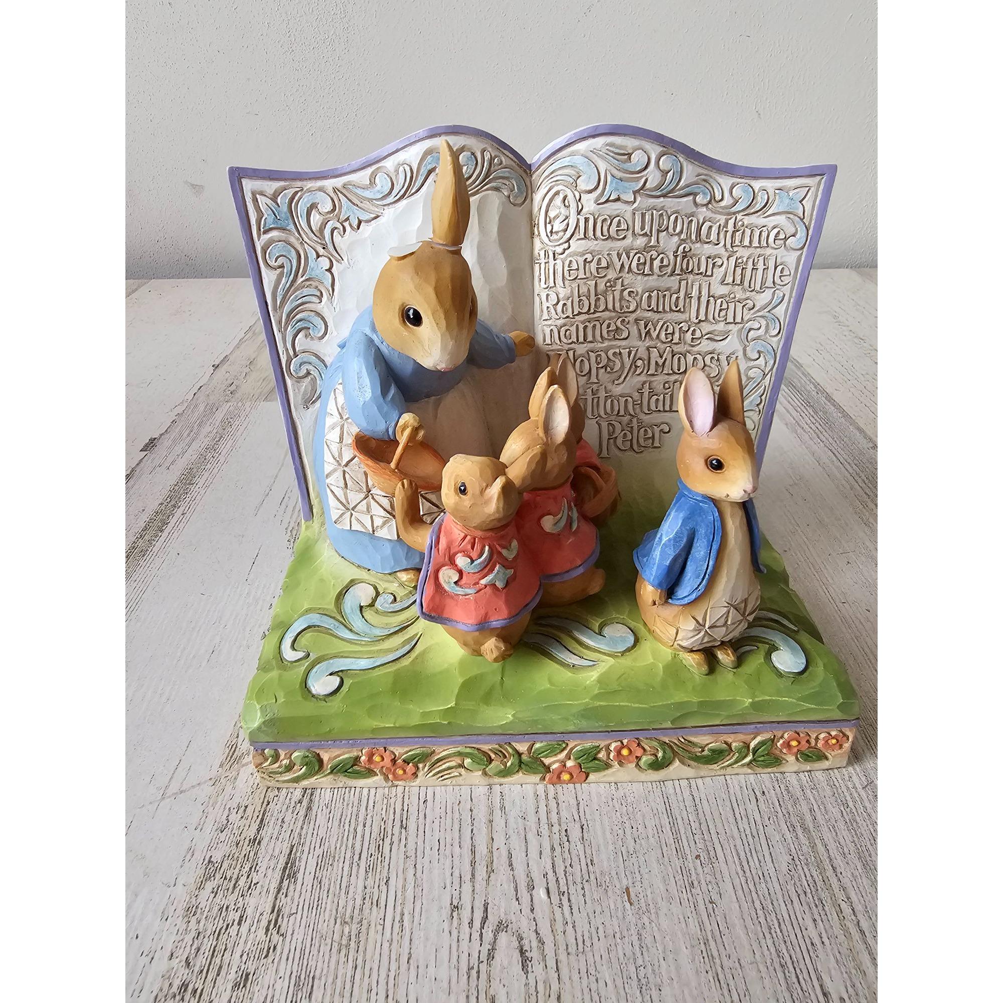 ジム・ショア昔々、ピーターラビットの本の像が4つあり、イースター