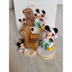 Hallmark Hide &#39;n&#39; Peak Micky Maus Disney Ornament Weihnachten
