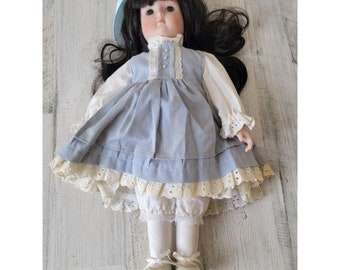 Marian Yu écolière poupée en porcelaine robe bleue rayée