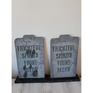 Assustador encontrado abaixo do conjunto Tombstone, decoração de adereços de Halloween