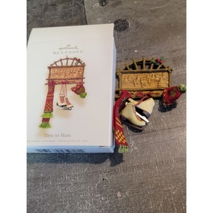 Peut inclure: Ornement de Noël Hallmark Keepsake représentant une pancarte en bois avec le texte "Time to Skate" et une paire de patins à glace suspendus. L'ornement est dans sa boîte d'origine.