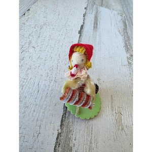 ¿Figura vintage de Putz? Figura alemana de músico de acordeón de papel maché y chenilla.