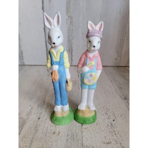 Conjunto de decoración primaveral para el hogar con pareja de conejos de Pascua de cerámica vintage con zanahorias