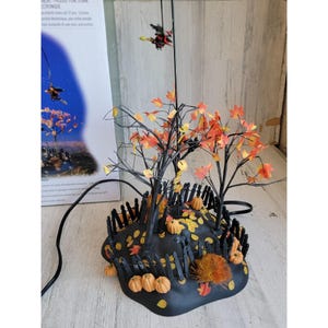 Dpto 56 52711 Accesorio de aldea de Halloween de brujas Up, Up & Away