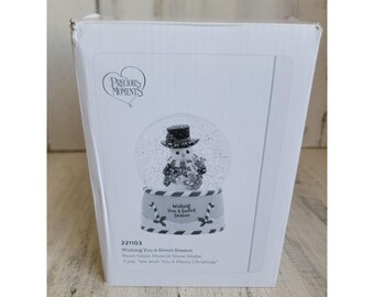 Precious Moments wishing you a sweet season musical snow globe 221103 Xmas figure