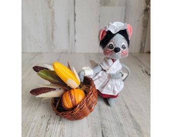 Vintage Annalee female Mouse Pilgrim food basket Thanksgiving