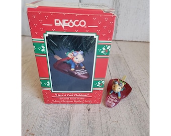 Enesco tiene un adorno navideño genial: un ratón de helado navideño