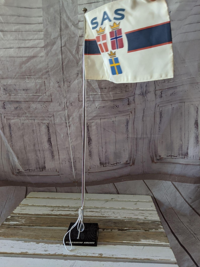 SAS Scandinavian airlines vintage international flag travel agent airport desk pennant commercial rare