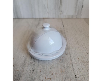 Mantequera pequeña blanca con tapa de Pier One, nueva y única para la cocina y el hogar.