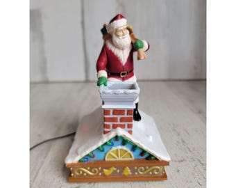 Markenzeichen Up auf der Hausspitze magische Verzierung Weihnachten Weihnachtsmann