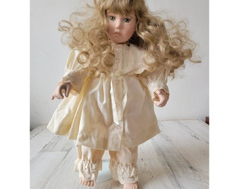 Belle poupée en porcelaine Buttercup Little dreamer collection Georgetown