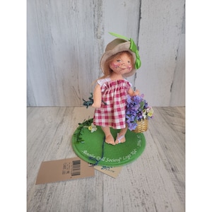 Sociedad de muñecas con el logo de Annalee Little Mae Flower