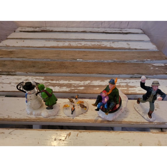 Lemax Enfants Qui Jouent Avec Bonhomme De Neige - Figurine Village De Noël Caddington