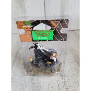 Lemax vampire in casket 2002 spooky town Halloween Village accessory