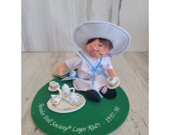 Annalee muñeca Sociedad hora del té 1998 logo niño felpa fieltro