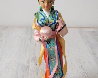 Figura coleccionable de princesa de muñeca de satén asiático.