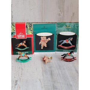 Conjunto de enfeites de natal em miniatura Hallmark, cavalo de balanço, urso de pelúcia