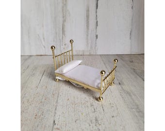 Reevesline vintage metal golden frame bed dollhouse furniture accessory mattress