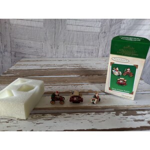 Hallmark Here Comes Santa miniaturowy wózek pociąg 2003 Zestaw 3 ozdób świątecznych Nowość