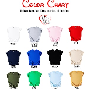 Pu&ograve; includere: Tabella colori di t-shirt unisex 100% cotone pre-ristretto in vari colori, tra cui bianco, grigio sportivo, rosa chiaro, rosso, blu navy, royal, nero, sabbia, verde militare, verde irlandese, azzurro e oro antico.