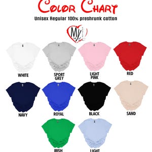 Puede incluir: Una carta de colores de camisetas unisex en varios colores, incluyendo blanco, gris deportivo, rosa claro, rojo, azul marino, azul real, negro, arena, verde irland&eacute;s y azul claro. El texto "COLOR CHART" est&aacute; en la parte superior.