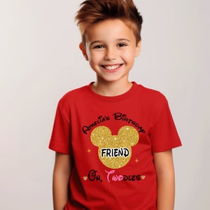 Puede incluir: Camiseta roja con una cabeza de Mickey Mouse de purpurina dorada y el texto "Amelia's Birthday Friend Oh, Toodles".