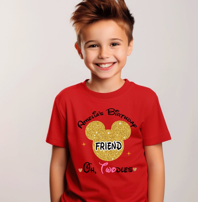 Puede incluir: Camiseta roja con una cabeza de Mickey Mouse de purpurina dorada y el texto "Amelia's Birthday Friend Oh, Toodles".