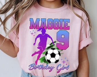 Gepersonaliseerde verjaardagsshirt voetbalmeisje: aangepaste naam en nummer D447