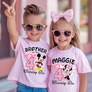 Puede incluir: Dos ni&ntilde;os con camisetas rosas y gafas de sol. La camiseta del ni&ntilde;o dice "Brother of the 4 Birthday Girl" con un dibujo de Mickey Mouse. La camiseta de la ni&ntilde;a dice "Maggie 4 Birthday Girl" con un dibujo de Minnie Mouse. La ni&ntilde;a lleva un lazo rosa.