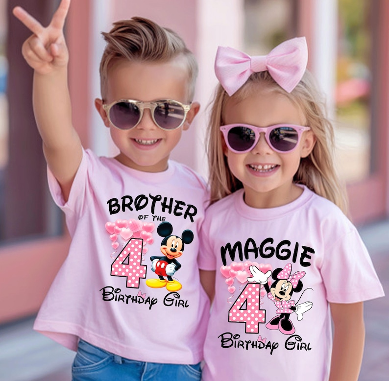 Puede incluir: Dos ni&ntilde;os con camisetas rosas y gafas de sol. La camiseta del ni&ntilde;o dice "Brother of the 4 Birthday Girl" con un dibujo de Mickey Mouse. La camiseta de la ni&ntilde;a dice "Maggie 4 Birthday Girl" con un dibujo de Minnie Mouse. La ni&ntilde;a lleva un lazo rosa.