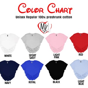 Puede incluir: Tabla de colores de camisetas unisex de algod&oacute;n 100% pre-encogido en varios colores, incluyendo blanco, gris deportivo, rosa claro, rojo, azul marino, royal, negro y azul claro. El texto "Color Chart" es rojo.