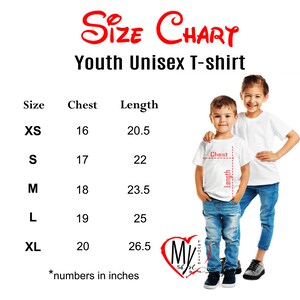 Puede incluir: Tabla de tallas para camisetas unisex para j&oacute;venes. La tabla muestra las medidas de pecho y largo en pulgadas para las tallas XS a XL. La imagen incluye dos ni&ntilde;os con camisetas blancas y vaqueros azules.