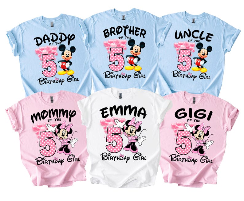 Puede incluir: Seis camisetas coloridas con dise&ntilde;os de cumplea&ntilde;os. Las camisetas son de color azul claro, rosa y blanco. Cada camiseta presenta el n&uacute;mero 5, un gr&aacute;fico de Mickey o Minnie Mouse y textos como "Daddy", "Mommy", "Emma", "Brother", "Uncle" y "Gigi".