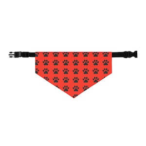 Coleira Bandana para Cachorro: Pegadas em Vermelho - Elegante e Ajustável, Presente Único para Amantes de Cachorros, Divertido e Moderno, Presente para Pais de Animais de Estimação