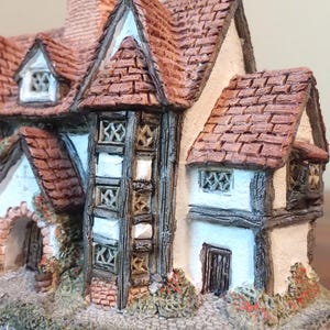 Vintage David Winter &quot;Shirehall&quot; Cottage Figurine, Hand-Painted 1985