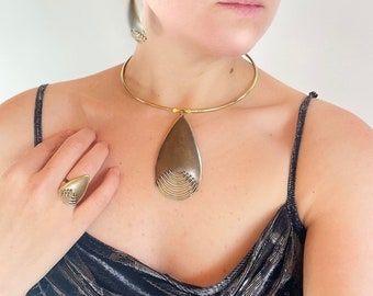 Simple elegant brass jewelry set in geometric design for proud and bold women. Brass earrings, jewelry pendant