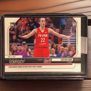 Caitlin Clark 2024 Panini Rookie RC Historic Triple Double Limited en genummerde zeldzame basketbalkaart WNBA Indiana Fever wordt snel verzonden
