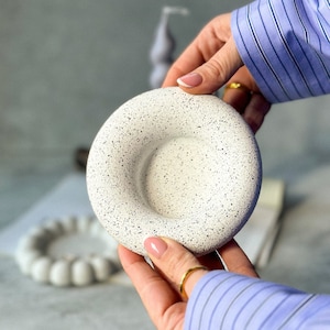 Bandeja de joyería asimétrica de piedra / Bandeja de baratijas de hormigón / Bandeja de baratijas moderna / Bandeja de baratijas con forma de nube / Regalo para el hogar con forma ovalada estética única