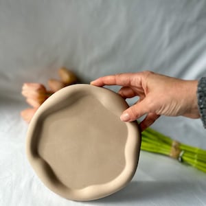 Curvy round tray | Jewellery or beauty organiser | Round trinket dish | Home decoration | Concrete candle holder