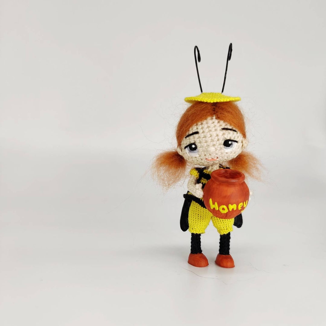 Крошечная милая вязаная крючком девушка в костюме пчелы с - Etsy