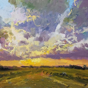 Peut inclure: Peinture &agrave; l'huile d'un coucher de soleil sur un champ. Le ciel est rempli de nuages tourbillonnants dans des tons de violet, de jaune et de blanc. Le premier plan pr&eacute;sente un champ vert avec une ligne d'arbres au loin. L'ensemble d&eacute;gage une impression de paix et de tranquillit&eacute;.