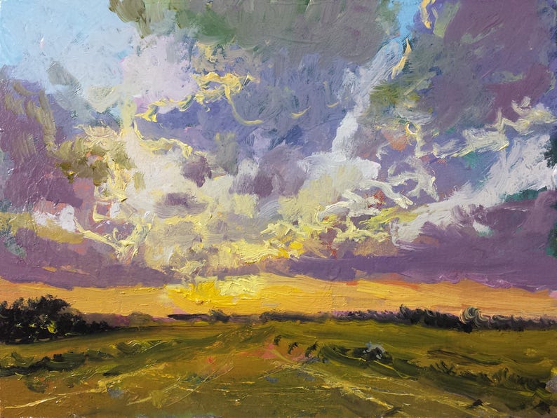 Peut inclure: Peinture &agrave; l'huile d'un coucher de soleil sur un champ. Le ciel est rempli de nuages tourbillonnants dans des tons de violet, de jaune et de blanc. Le premier plan pr&eacute;sente un champ vert avec une ligne d'arbres au loin. L'ensemble d&eacute;gage une impression de paix et de tranquillit&eacute;.