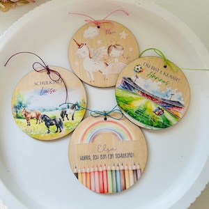 Pendentif cône d'école, écolier, rentrée scolaire, cône d'école, cadeau pour la rentrée scolaire, pendentif bois, arc-en-ciel, personnalisé, nom du pendentif