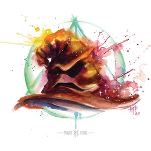 Könnte beinhalten: Aquarellmalerei eines Sprechenden Hutes aus der Harry-Potter-Reihe, mit einem Spritzer bunter Farbe im Hintergrund. Der Hut ist braun und gelb mit einem roten und grünen Dreieck dahinter.