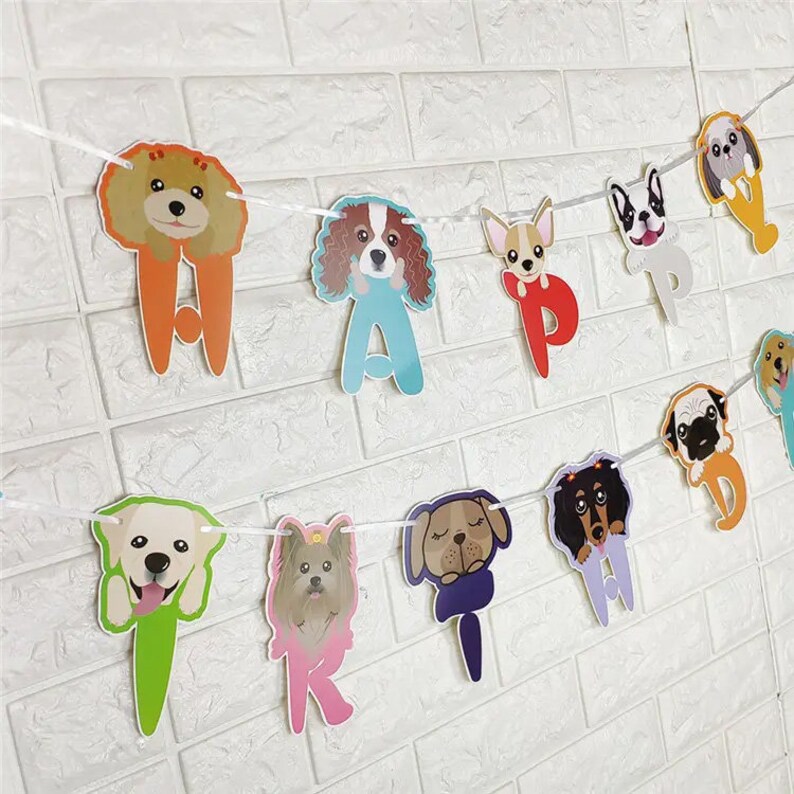 Puede incluir: Una pancarta colorida con ilustraciones de perros que deletrean "Feliz cumplea&ntilde;os". Cada letra es de un color diferente y presenta una raza de perro diferente.