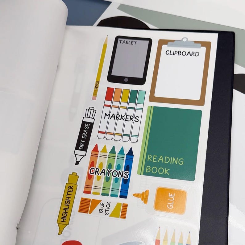 Pu&ograve; includere: Una collezione di adesivi colorati per la scuola, tra cui un tablet, una clip board, pennarelli, pastelli, un libro di lettura, colla e un evidenziatore. Gli adesivi sono disposti su sfondo bianco.
